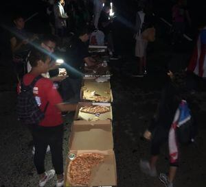 Ciudadano compra pizzas para manifestantes en expreso Las Américas