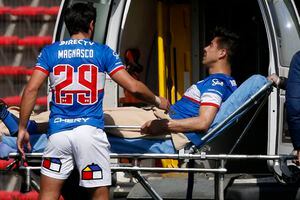 Francisco Silva abandona fracturado en ambulancia tras una fuerte falta en el partido entre la UC y La Calera