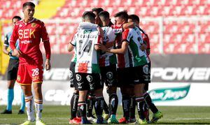 Palestino sale del fondo gracias a agónico triunfo en el clásico de colonias