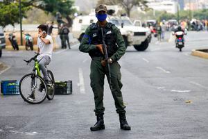 "¡Leales Siempre, Traidores nunca!": ministro de defensa venezolano asegura que Ejército se mantiene "firme" con Maduro y acusa de "cobardes" a los golpistas