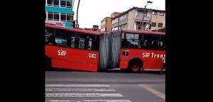 (VIDEO) ¡Instantes de pánico! Articulado de TransMilenio se partió en dos sobre la Avenida Caracas