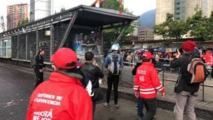 Manifestantes en marchas estudiantiles atacaron con piedras estación de TransMilenio