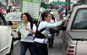 ¡El beso del triunfo! La celebración de Claudia López y Angélica Lozano el triunfo en Bogotá