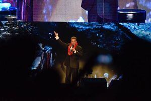 VIDEO. Un emocionado Luis Miguel sale del escenario a saludar a los guatemaltecos