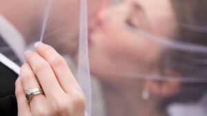 Mujer con cáncer de mama se casa horas antes de morir
