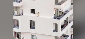 Viral: niña arriesga su vida jugando en el borde de un edificio