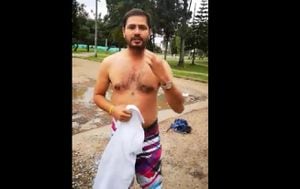 VIDEO: En Bogotá, candidato se desnudó para nadar en enorme hueco