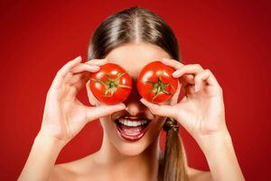Elimina las manchas en la piel con esta efectiva mascarilla de tomate