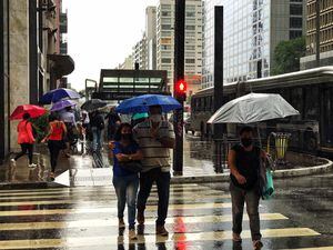 Previsão do tempo:  frente fria traz chuva para São Paulo