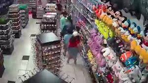 Comerciante acusa a una mujer de robar peluches