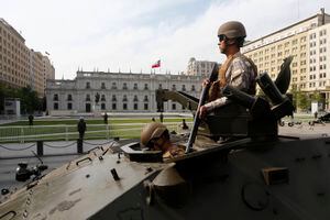 Polémica por logos de las policías y FF.AA. en franja del "rechazo" escala a La Moneda