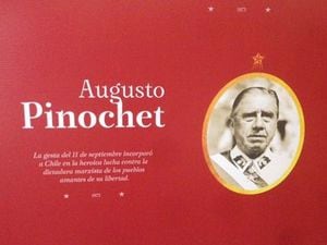 "Lamentamos el daño moral ocasionado": piden renuncia al director del Museo de Historia Nacional por incorporación de Pinochet en exposición "Hijos de la Libertad"