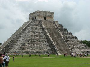 Video: Mujer subió sin permiso a la pirámide de Chichén Itzá y la detuvieron después