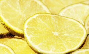Vídeo viral ensina técnica para espremer limão sem cortar ou sujar as mãos