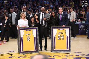 Kobe Bryant vivió una jornada de gloria en la NBA: los Lakers le retiraron sus dos números