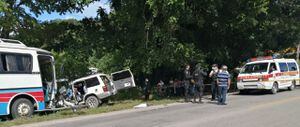 Tres fallecidos tras accidente de pullman y dos vehículos en Petén