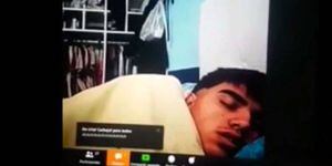 (VIDEO) Profesor sorprende a un alumno durmiendo en clase virtual