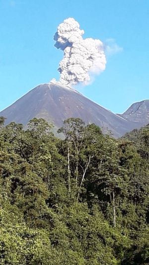 El volcán Reventador emite flujos piroclásticos, advierte el IG