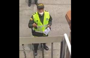 (Video) Policía multa a hombre por hacer teletrabajo arreglando computadores