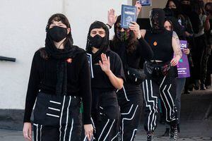 "Hundimos el miedo": colectivo LasTesis lideró "funeral" de la Constitución en Valparaíso