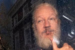 No se duchaba por semanas, problemas dentales por mala higiene y tenía heces de gatos por todos lados: revelan el lado oscuro del "malcriado" Julian Assange