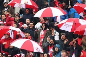 Una pequeñez: captan a hincha de Curicó mostrándole los genitales a la fanaticada de O’Higgins