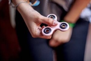 Los nuevos juguetes de moda: ¿Sirven para algo los "fidget spinners"?