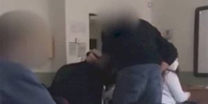 Italia: Profesor golpeó a su alumno porque no tenía mascarilla