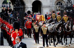 El féretro de Isabel II sale del Palacio de Buckingham
