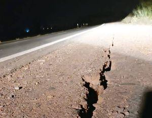 Impactantes imágenes del terremoto en Argentina: conductor graba el instante en que la carretera se parte en dos