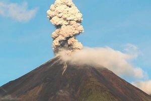 Volcán Reventador emana columnas de vapor y ceniza