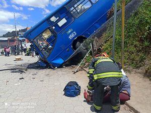 Bus impactó contra una unidad educativa en el sur de Quito