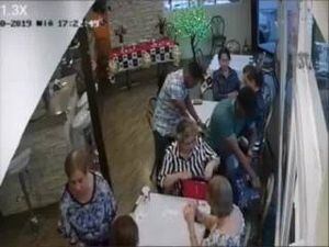 Guayaquil: Cámaras de seguridad captan robo a mano armada en una cafetería en Urdesa