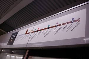 Línea 3: Desconocidos rayan vagones de Metro de Santiago que se inauguraría este mes