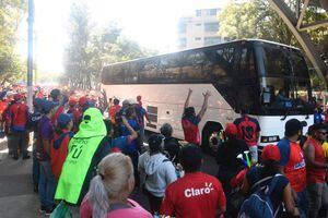 Aficionados de Municipal causan daños en el autobus de Antigua
