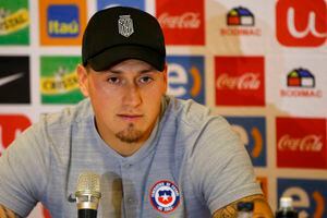 Nicolás Castillo se ilusiona con ser el capitán de la Roja y hace una autocrítica de su expulsión