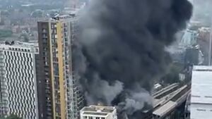 Vídeo mostra fumaça invadindo Londres após explosão em estação de trem