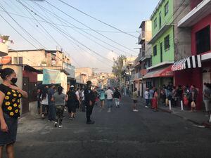 Guatemaltecos se aglomeran en tiendas y abarroterías por toque de queda prolongado