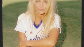 Pamela Anderson dice que Hugh Hefner la trató con “respeto absoluto”