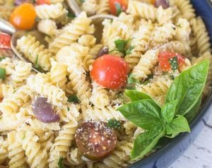 Receta de pasta fría con salsa de ajo y vegetales