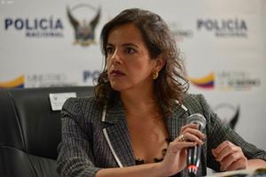 Redes sociales “estallan” por blusa usada por la ministra María Paula Romo