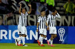 Valdivia y Paredes se juntaron y Colo Colo se trae una valiosa victoria sobre la UC de Ecuador por la Sudamericana
