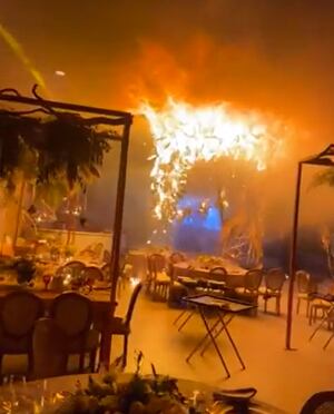 Vídeo: Festa de casamento é consumida pelo fogo após fogos de artificio serem disparados