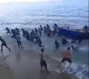 Captan en video inmigrantes desembarcando en playa del oeste