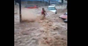 Vídeos: temporal inunda ruas e comércios e arrasta carros no centro de São Carlos