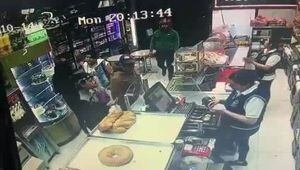 Quito: Captan robo a mano armada dentro de una panadería en La Marín