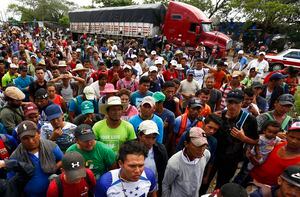 Caravana de migrantes centroamericanos se divide en Veracruz