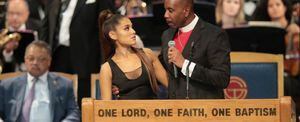 El polémico abrazo de pastor hacia Ariana Grande en el funeral de Aretha Franklin