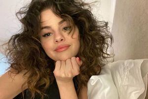 Selena Gomez muestra su habitación y deja ver que ama la naturaleza con su papel tapiz floreado