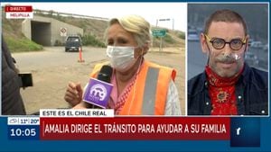 Mulher de 82 anos que trabalhava direcionando o trânsito recebe 1 milhão de pesos de empresário
